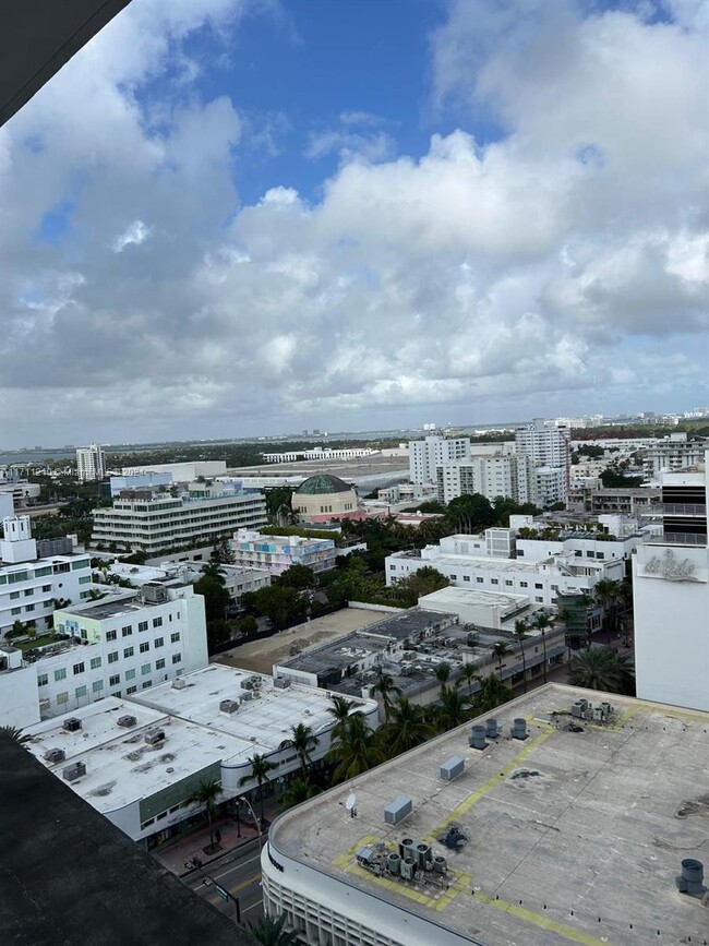 Building Photo - 100 Lincoln Rd