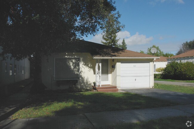 Building Photo - 840 Calderon Ave