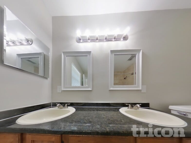 Building Photo - 872 Fairview Ave