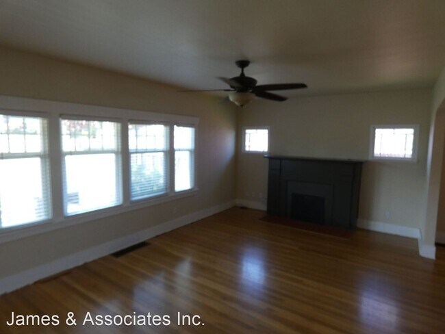 Building Photo - 3 br, 1 bath House - 221 W 9th Street