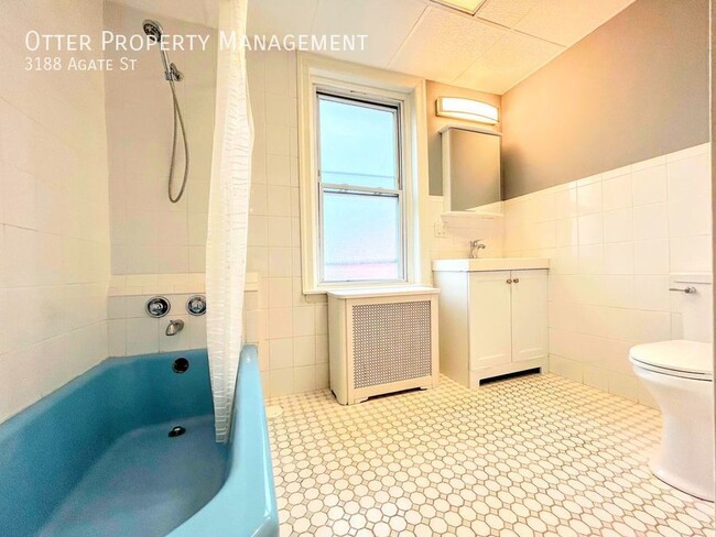 Building Photo - Lovely 2BR/1BA Port Richmond Home with Pri...