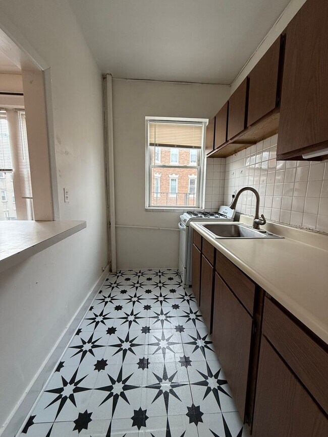 Building Photo - Spacious Allston 2 Bedroom on Kelton St.  Available NOW.  No Broker Fee!!!