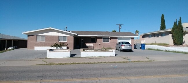 Primary Photo - 112 De Leon Dr