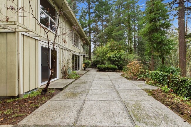 Building Photo - 4 Bed 2.5 Bath available in Kirkland