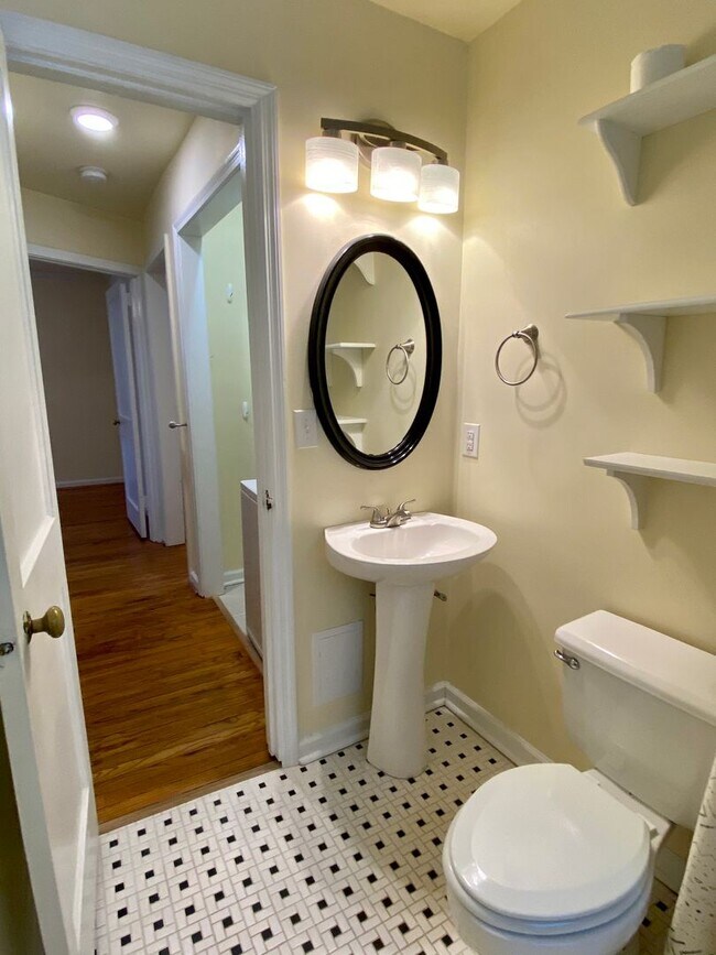 Building Photo - Adorable 2BR 1BA in Five Points - Applicat...