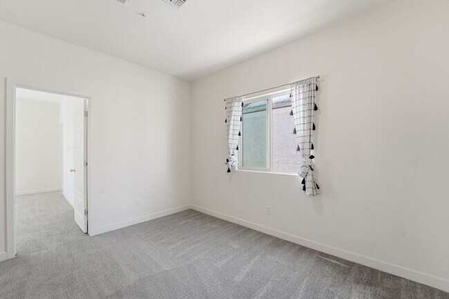 Building Photo - Stylish 2-bedroom, 2.5 bathroom townhouse in a desirable Phoenix location!
