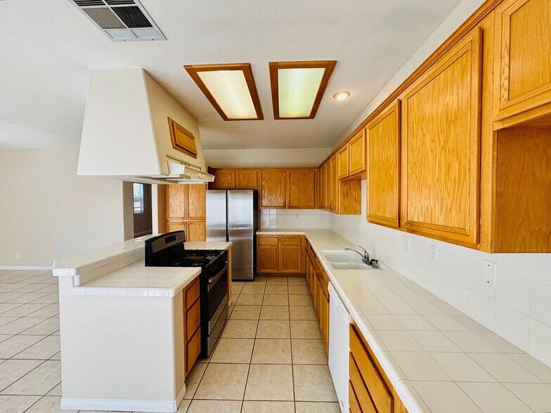 Building Photo - 42309 Portland Ln