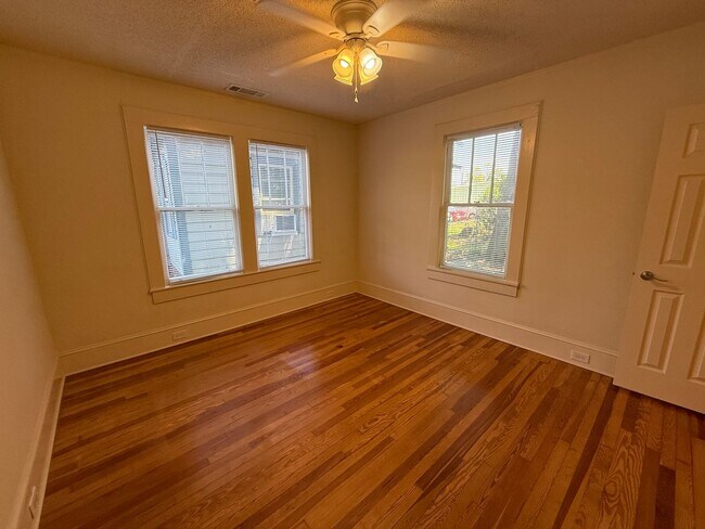 Building Photo - Beautiful 3 Bedroom Apartment