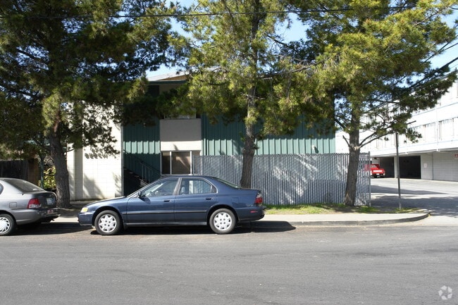 Building Photo - 875 Beech St