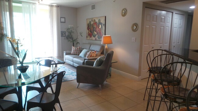 Building Photo - 610 Clematis St