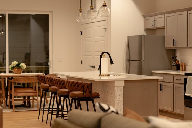 Building Photo - 1204 SW Franklin Dr