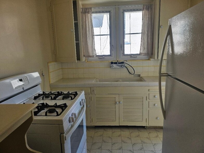 Building Photo - 417 W Kalmia St