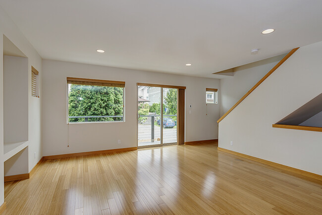 Building Photo - Modern Jackson Park Townhome