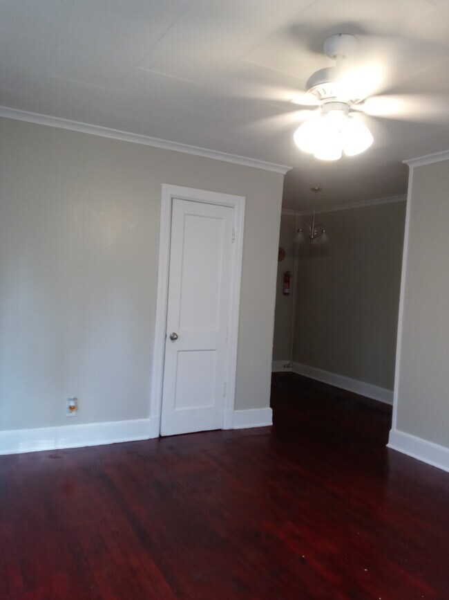 Building Photo - 701 Varsity Dr