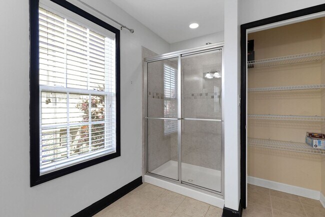 Building Photo - Spacious 3BR Townhome in Fayetteville