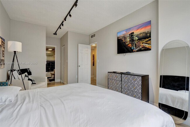 Building Photo - 1980 S Ocean Dr