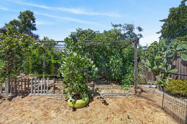 Building Photo - Spacious 4-Bedroom Retreat with 2.5 Baths