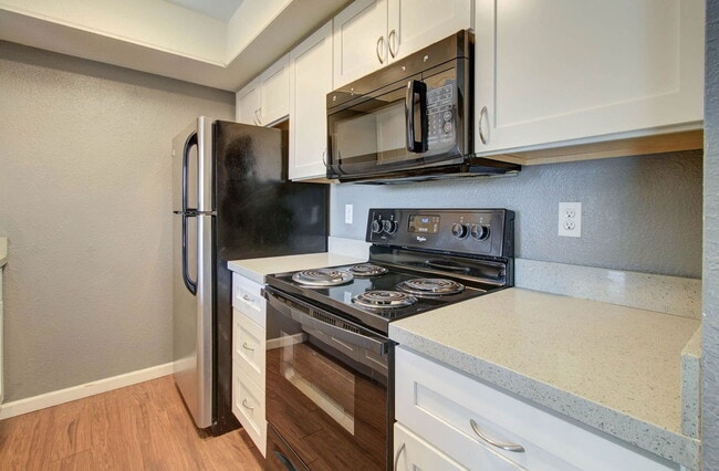 Building Photo - 2202 W Glenrosa Ave