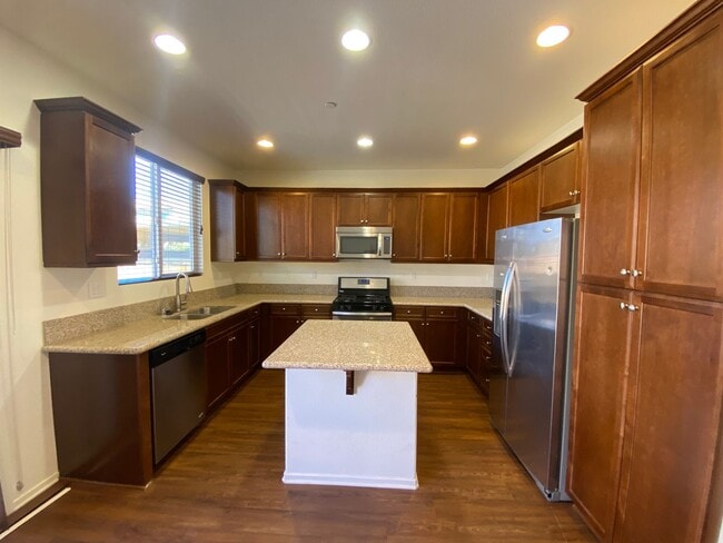 Building Photo - Rosamond 3+Office Available Now!