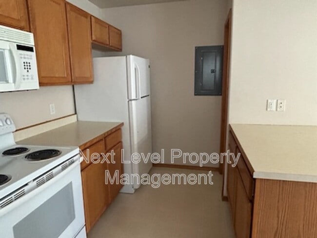 Building Photo - 1975 Greatview Dr