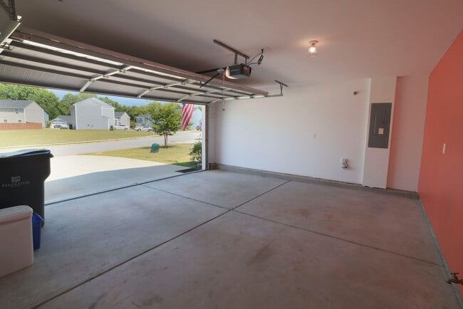Building Photo - Upscale Home On Queens Mill Ct AVAILABLE NOW!