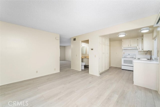Building Photo - 4692 Larwin Ave