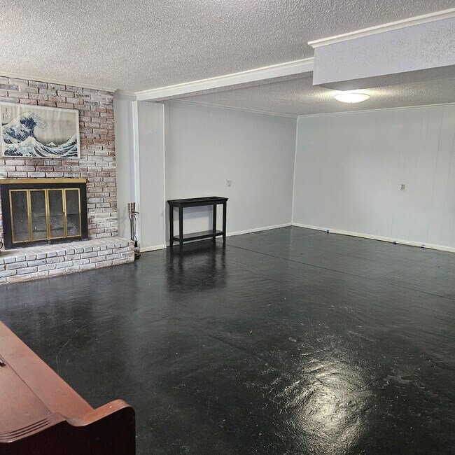 Building Photo - 5 bedroom/2 bath split-level home