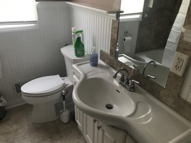 Building Photo - 576 Pinecrest St