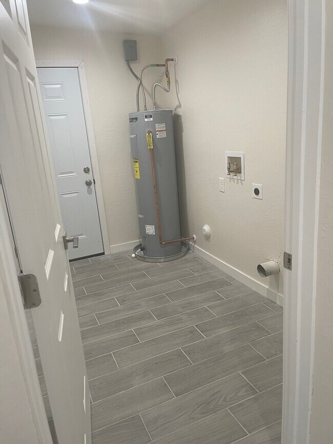 Building Photo - REUDUCED PRICE - Fully Remodeled in Arcadi...