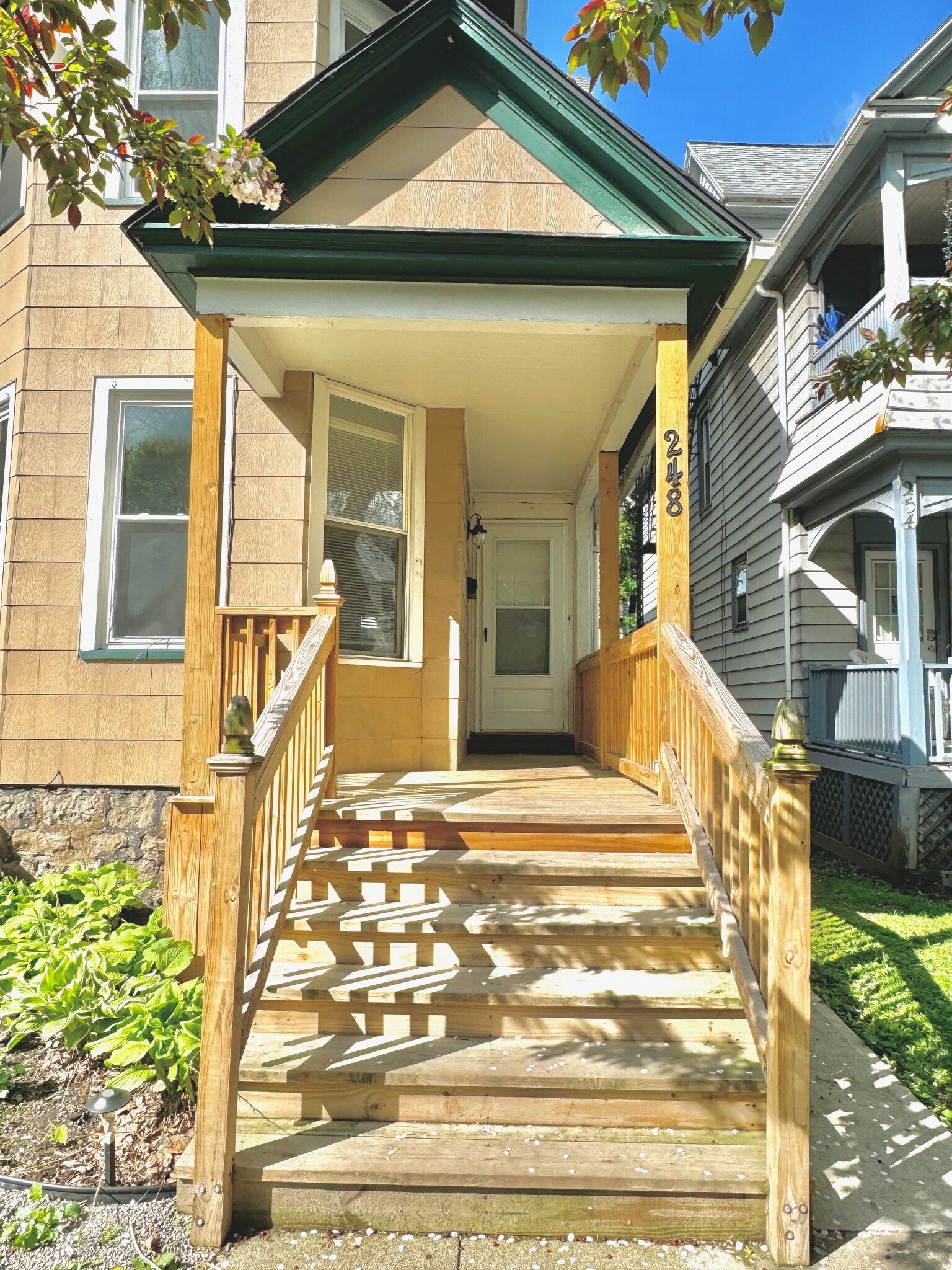 Private Entrance - 246-248 Richard St