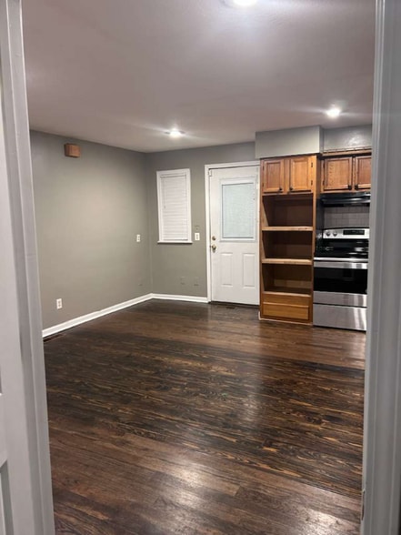 Building Photo - 215 W 89th St