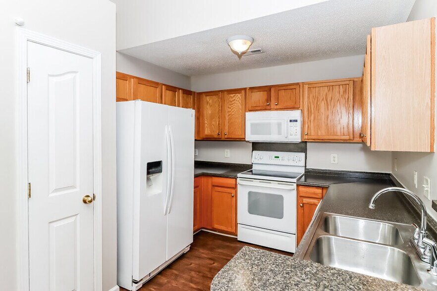 Building Photo - 15123 De Havilland Dr