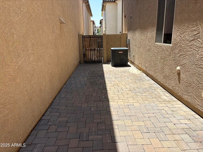 Building Photo - 9213 W Meadow Dr