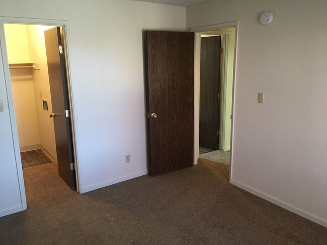 Building Photo - LARGE 1 BED 1 BATH WITH WASHER DRYER HOOKUPS