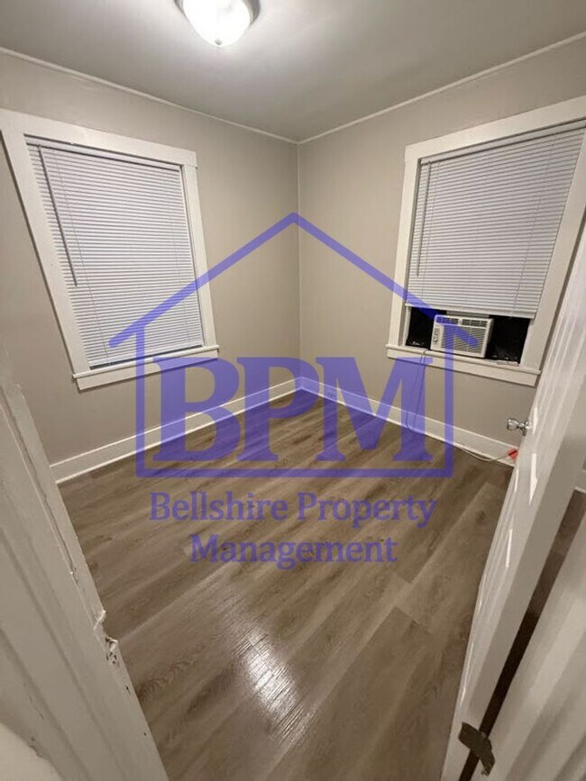 Building Photo - Freshly Renovated 3 Bed, 1 Bath Duplex – G...