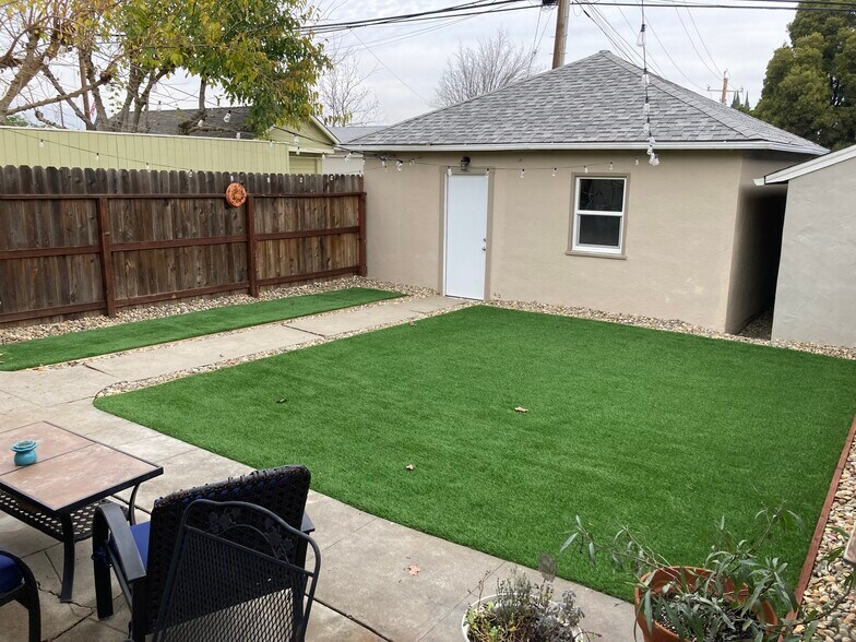 Building Photo - 420 Main St