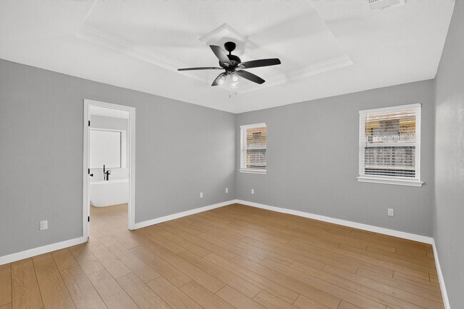 Building Photo - 620 W Stoneybrook Dr