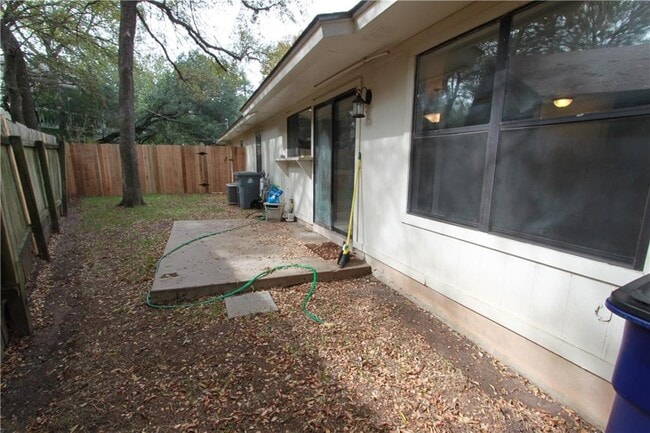 Building Photo - 6505 Columbia Oaks Ct