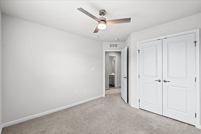 Building Photo - Elegant Townhome Close to I-95 and Downtow...