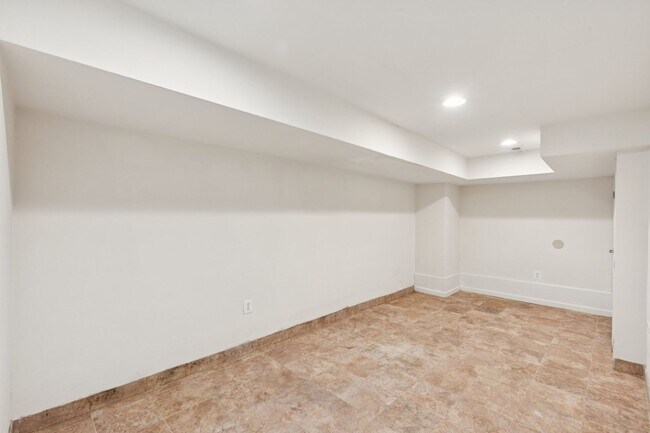 Building Photo - Beautiful 3 bedroom house with Private bac...