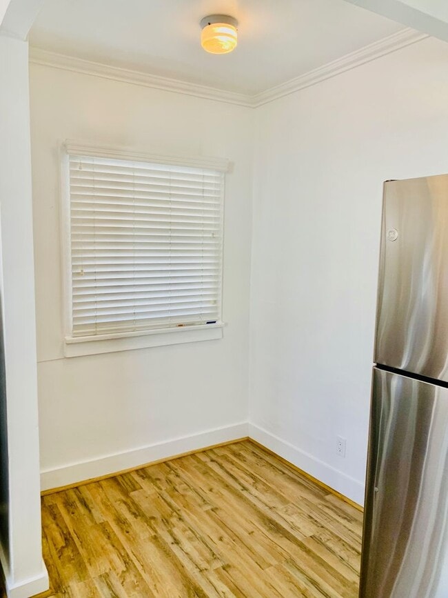 Building Photo - Spectacular location very close to the beach, San Clemente Pier and Del Mar Shopping Street!