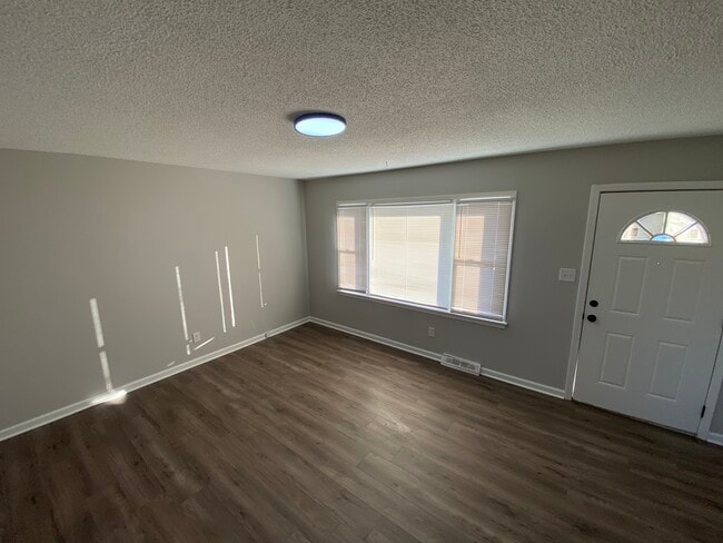 Building Photo - 3200 Northwynn Dr