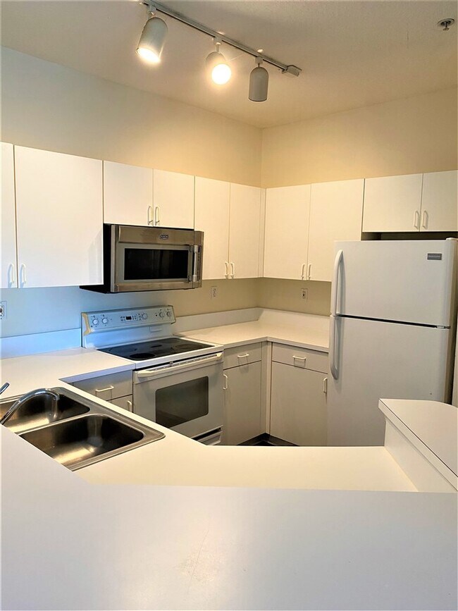 Building Photo - 625 Fairway Dr