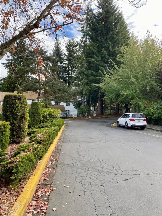 Building Photo - Spacious top floor condo with 3 sizable bedrooms & 2 baths