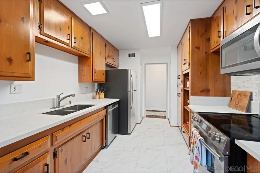 Building Photo - 8151 Beaver Lake Dr