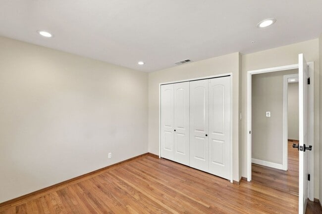 Building Photo - 10700 Farallone Dr
