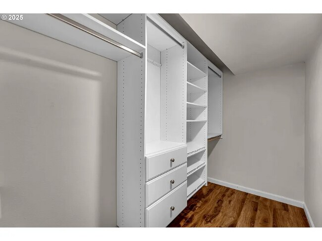 Building Photo - 1320 NW Maple Ln