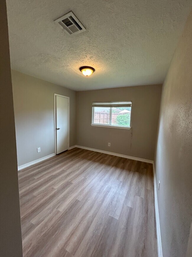 Building Photo - 2411 Farriers Bend Dr