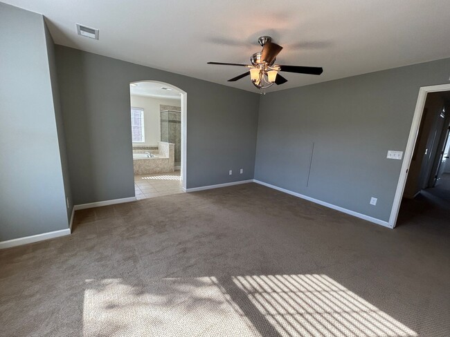 Building Photo - Beautiful 5-bedroom House in the Saddle Rock Area