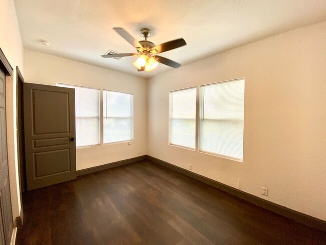 Building Photo - Dignowity Remodeled 3 bedroom 2 bath